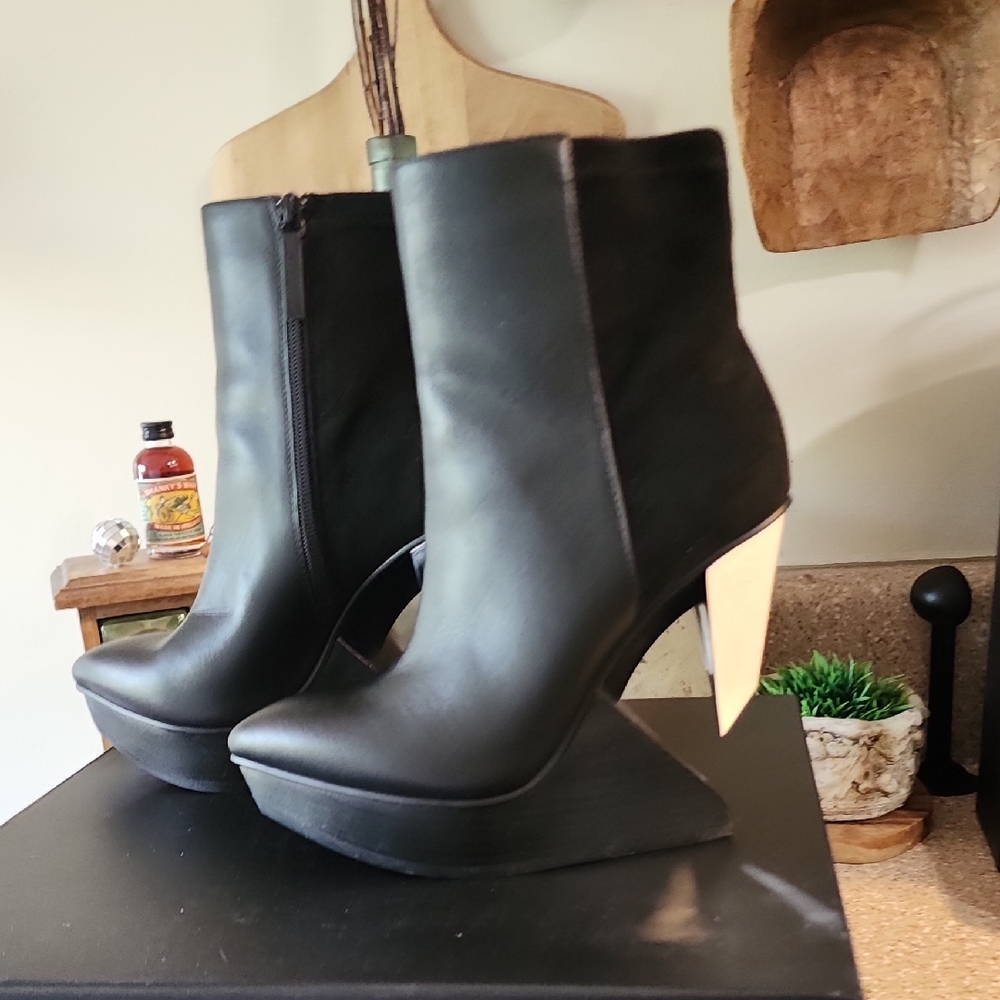 United Nude Black Heeled Boots with Geometric Heel